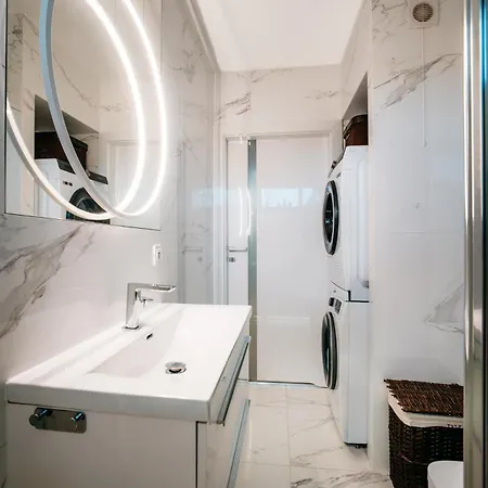 Family Nest Premium 2 Bedroom 2 Bathrooms & Parking By Stayly Apartment *